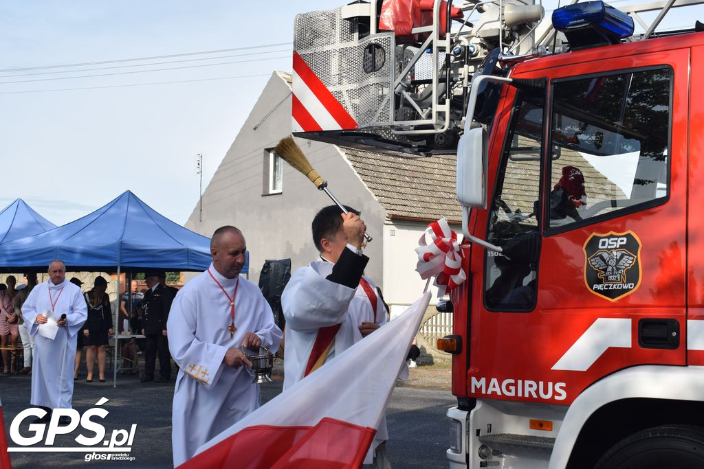 Poświęcenie i przekazanie samochodu dla OSP Pięczkowo
