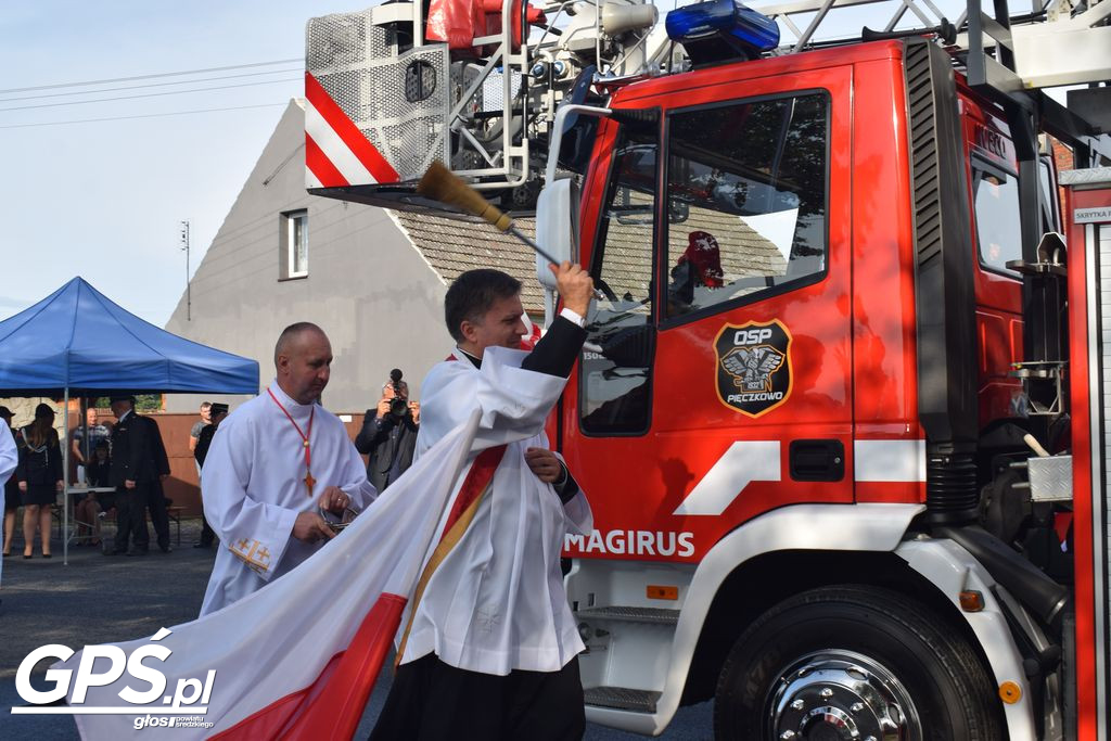 Poświęcenie i przekazanie samochodu dla OSP Pięczkowo