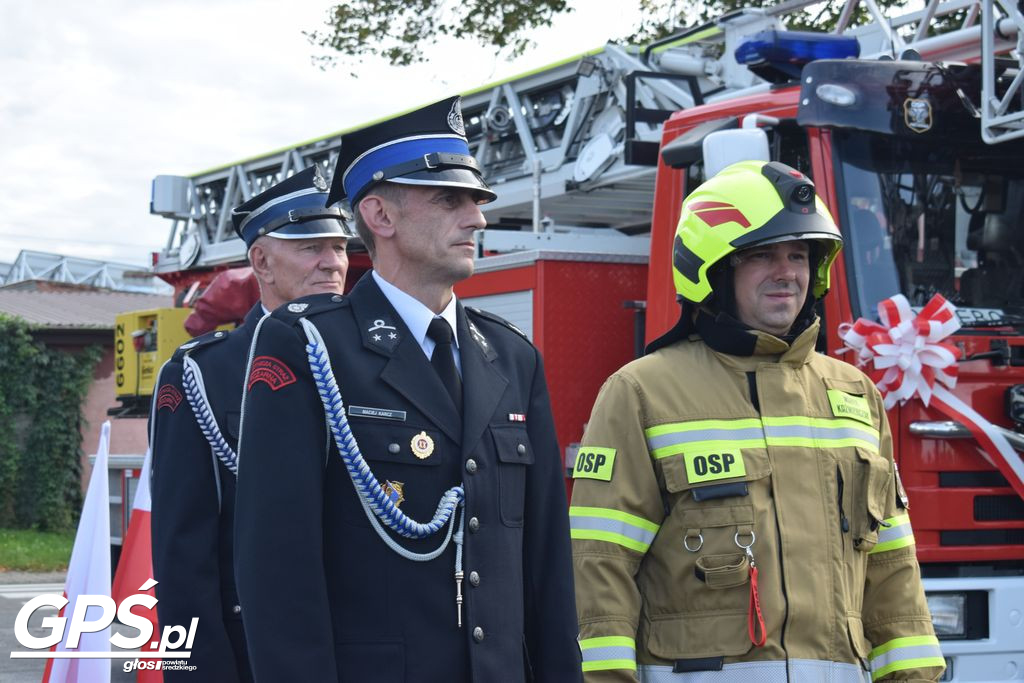 Poświęcenie i przekazanie samochodu dla OSP Pięczkowo