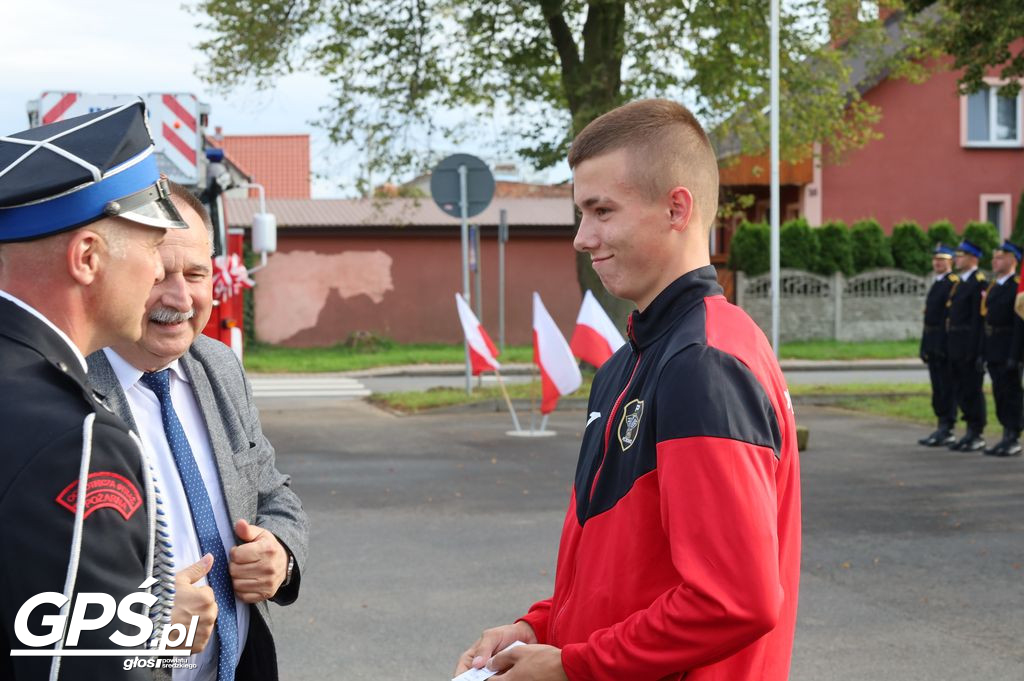 Poświęcenie i przekazanie samochodu dla OSP Pięczkowo