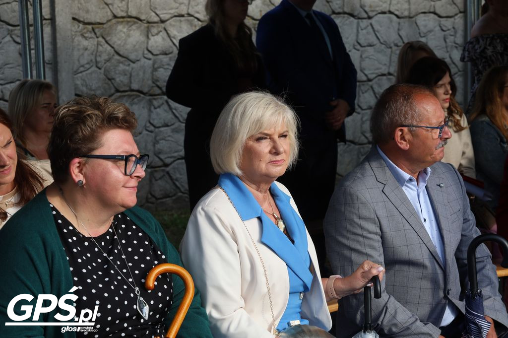 Poświęcenie i przekazanie samochodu dla OSP Pięczkowo