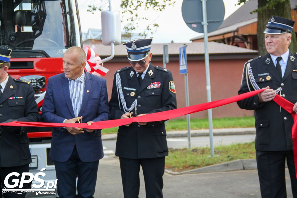 Poświęcenie i przekazanie samochodu dla OSP Pięczkowo