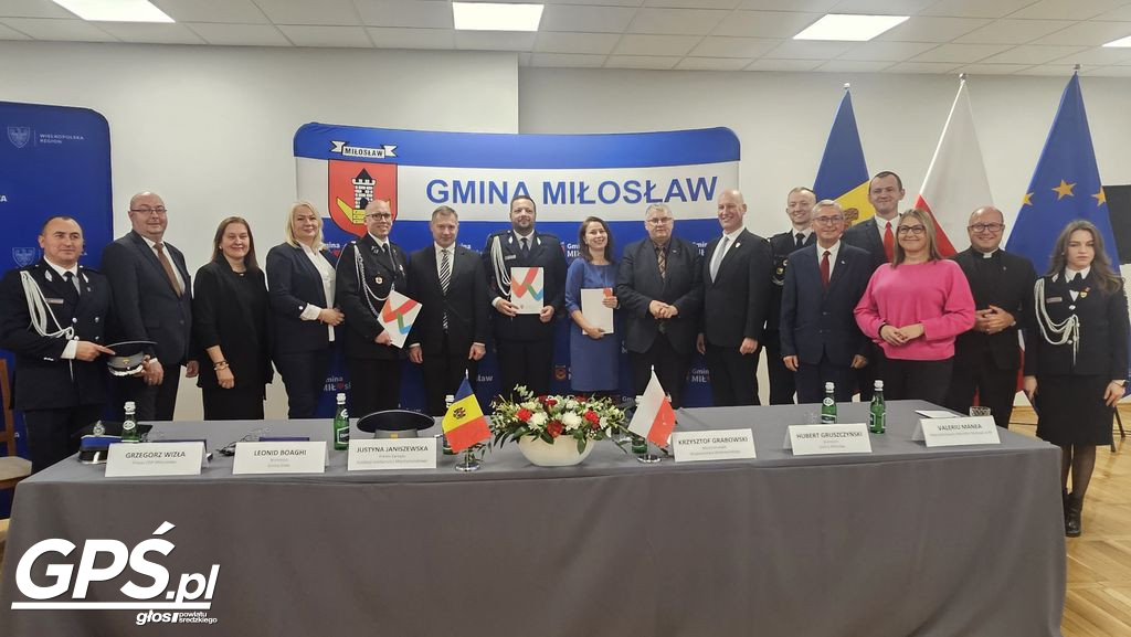 Przekazanie wozu OSP Mikuszewo dla mołdawskiej gminy Sireți