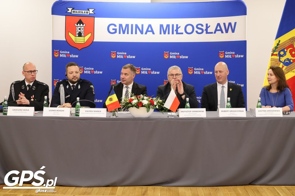 Przekazanie wozu OSP Mikuszewo dla mołdawskiej gminy Sireți