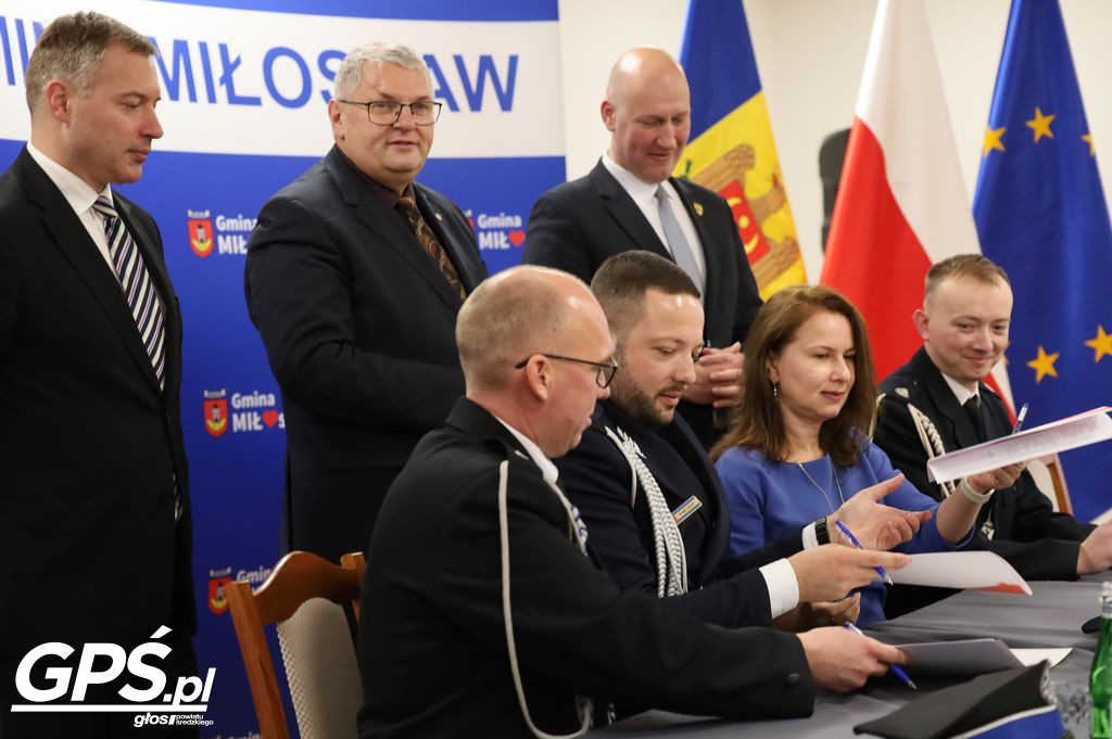 Przekazanie wozu OSP Mikuszewo dla mołdawskiej gminy Sireți