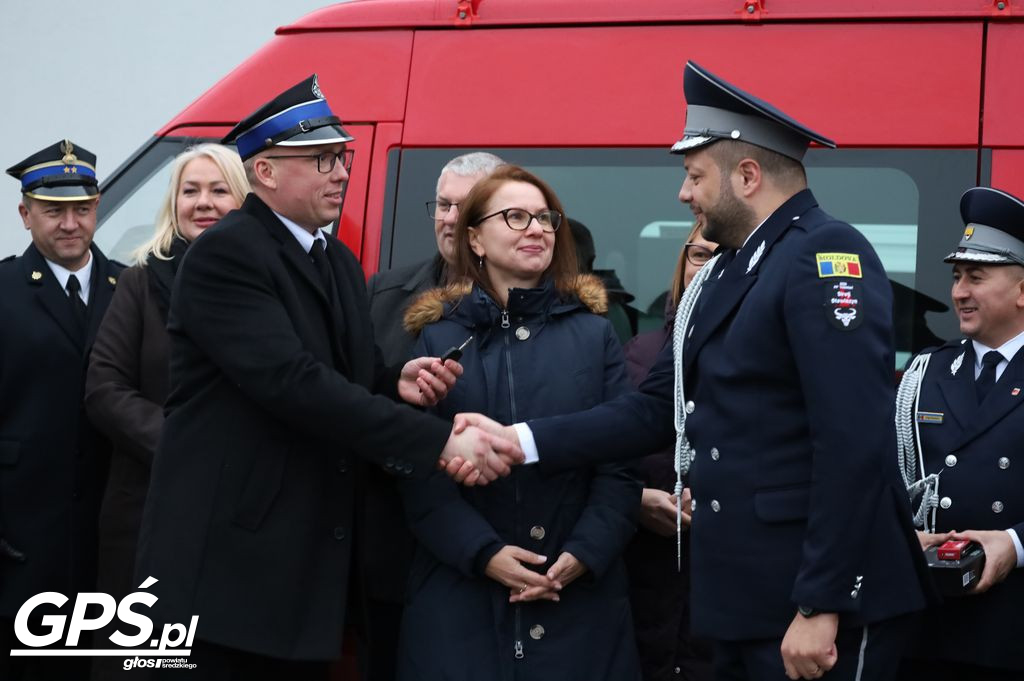 Przekazanie wozu OSP Mikuszewo dla mołdawskiej gminy Sireți