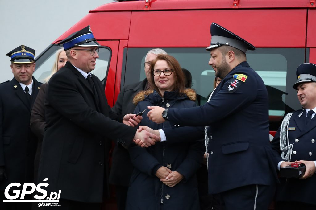 Przekazanie wozu OSP Mikuszewo dla mołdawskiej gminy Sireți