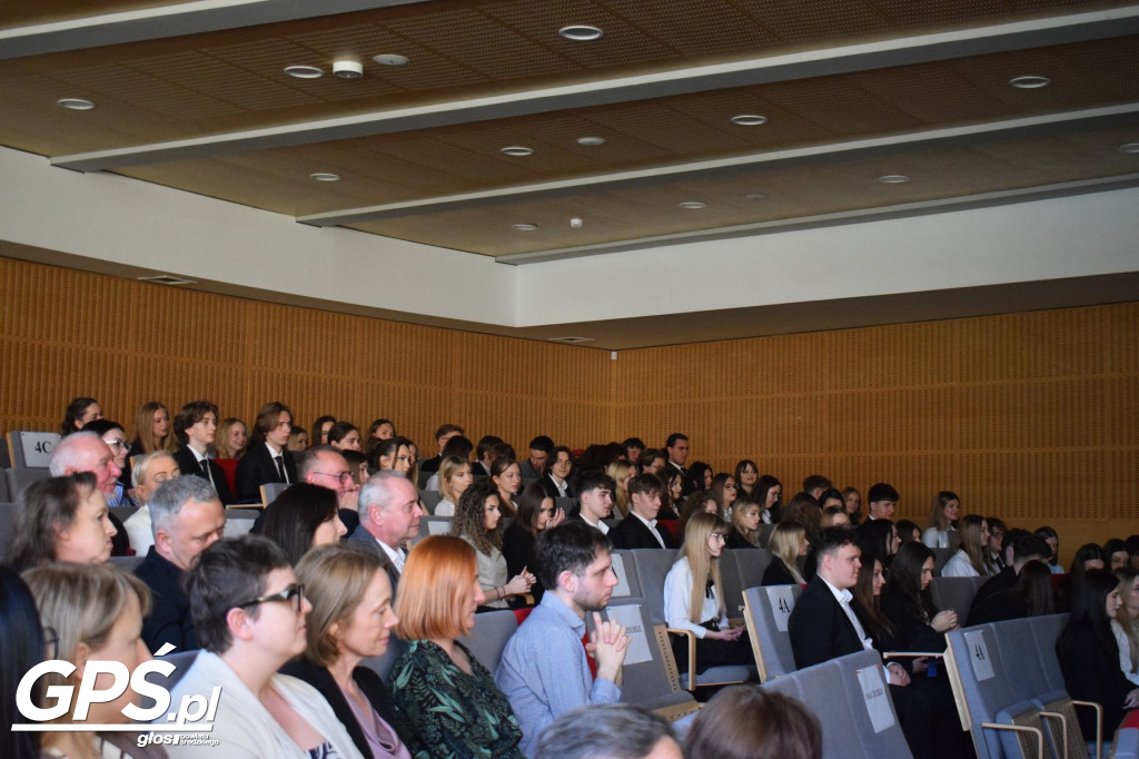 Pożegnanie uczniów klas maturalnych w ZSA