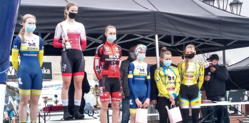 Kinga Tyszkiewicz na podium (trzecia od lewej) Fot. MKS Środa 