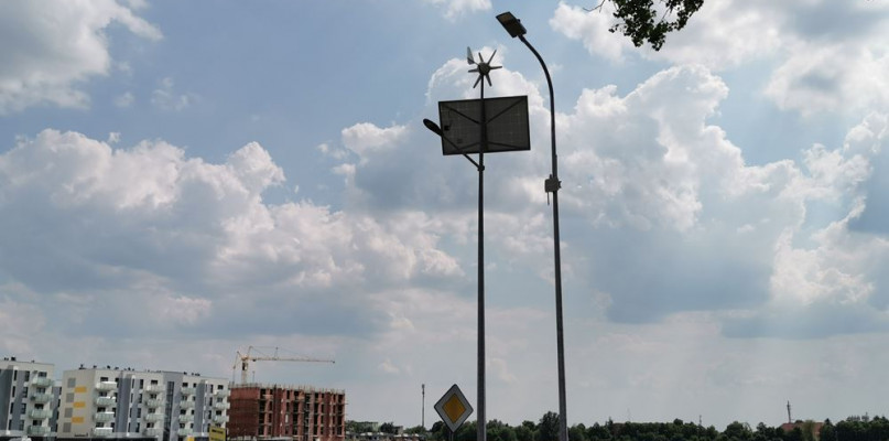Nowa lampa (z prawej) i stara (z lewej) Fot. JJ 