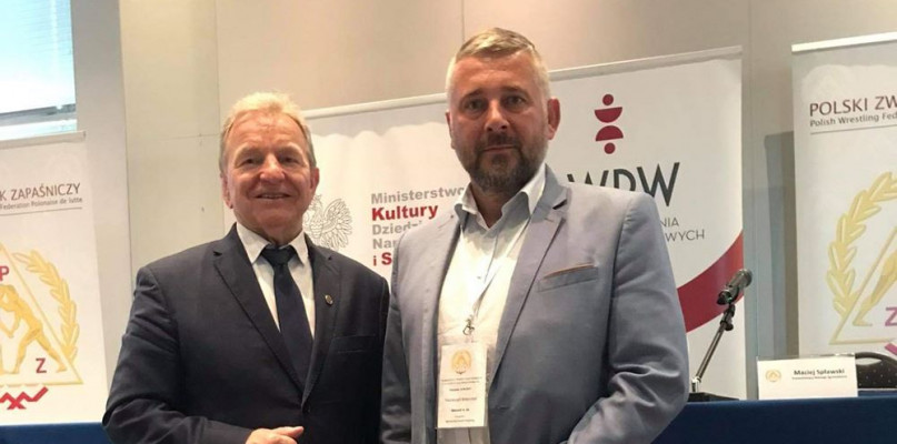 Krzysztof Polowczyk (z prawej) z nowym prezesem związku Fot. ULKS Tęcza 
