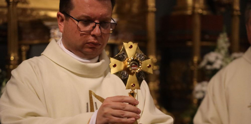 Relikwiarz znajduje się przy figurze Maryi Fot. Zespół Medialny Kolegiaty 