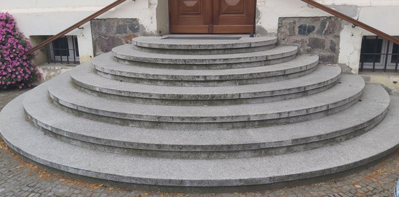 Schody są problemem dla matki z wózkiem Fot. Czytelniczka