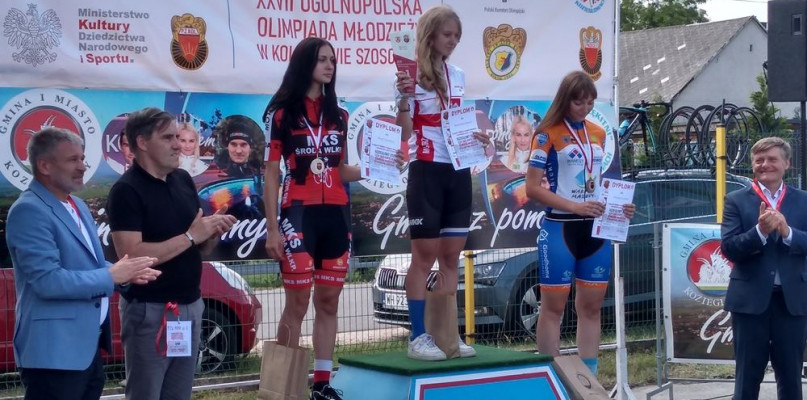Kinga Tyszkiewicz (trzecia od lewej) na podium Fot. MKS Środa 