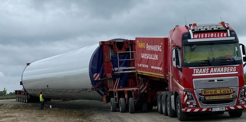 Przewóz ciężkich elementów konstrukcji turbiny Fot. EDP Renewables