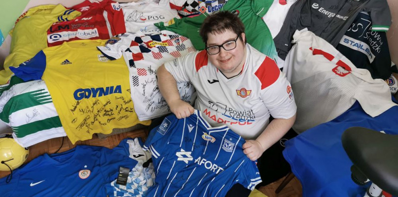 Bartosz Pawlak wraz z częścią swojej bogatej kolekcji koszulek Fot. JJ 