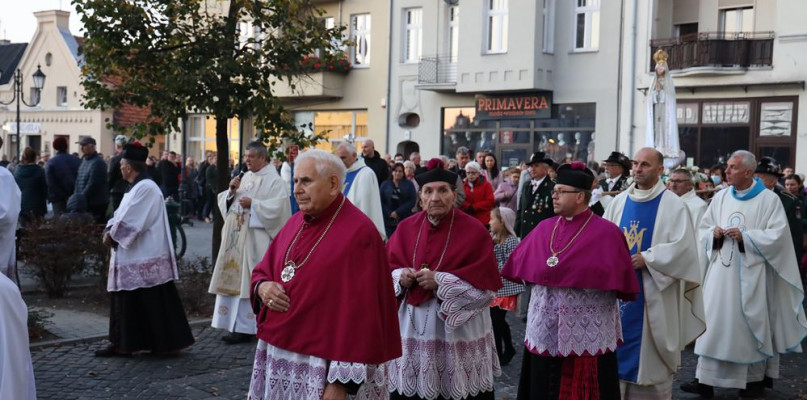 Uroczystości zakończyła procesja wokół rynku Fot. MT