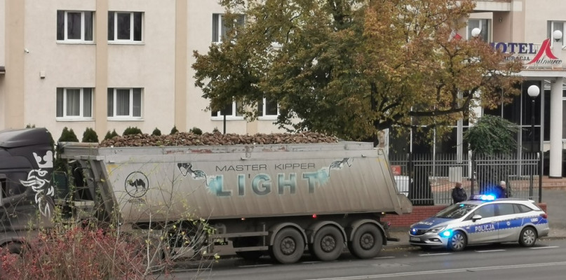 Policja zatrzymała kierowcę przewożącego niezabezpieczony ładunek Fot. JJ