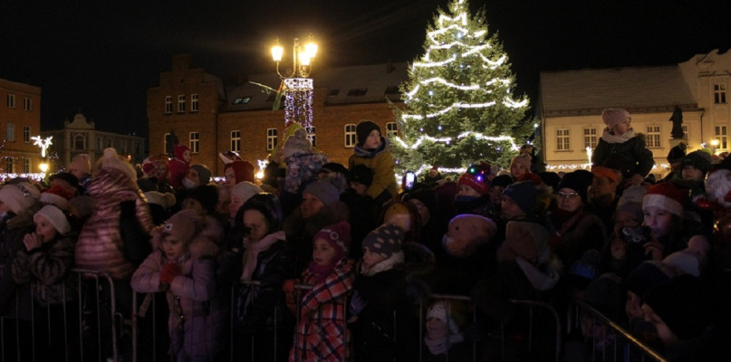 Kulminacyjnym momentem obchodów Mikołajek było zapalenia lampek na choince Fot. MT