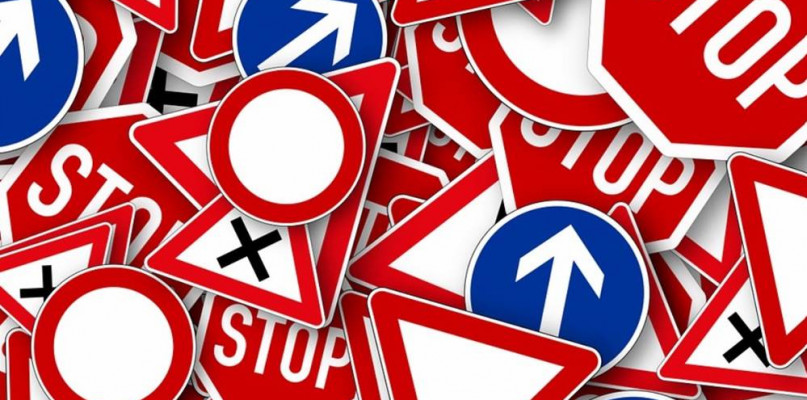 Nietypowe znaki w Środzie? Sposób na piratów drogowych?