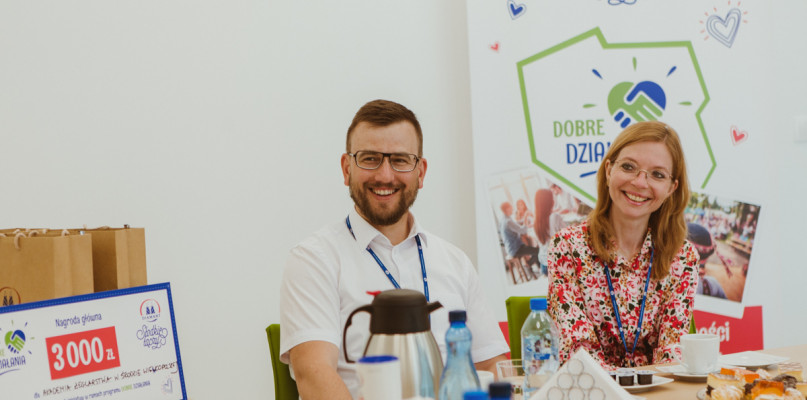 Uroczyste przekazanie nagrody finansowej, która pomoże w organizacji imprezy z okazji 10-lecia średzkiego żeglarstwa
