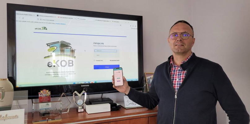 Jacek Ziembinski prezentuje eKOB w wersji na komputery i urządzenia mobilne