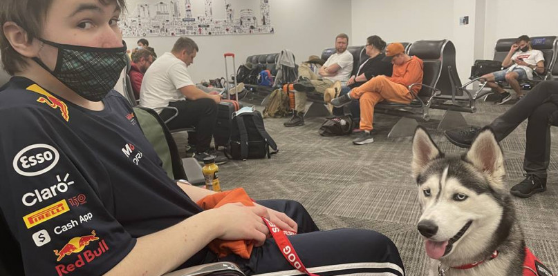 Hubert w oczekiwaniu na samolot do Polski