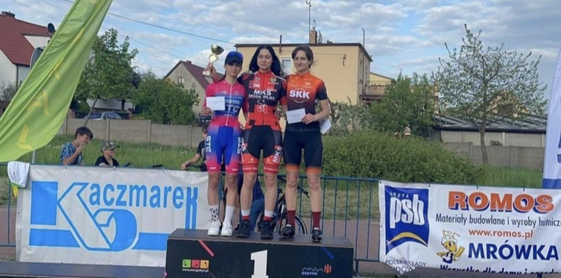 Kinga Tyszkiewicz (w środku) pierwsza na podium Fot. MKS Środa