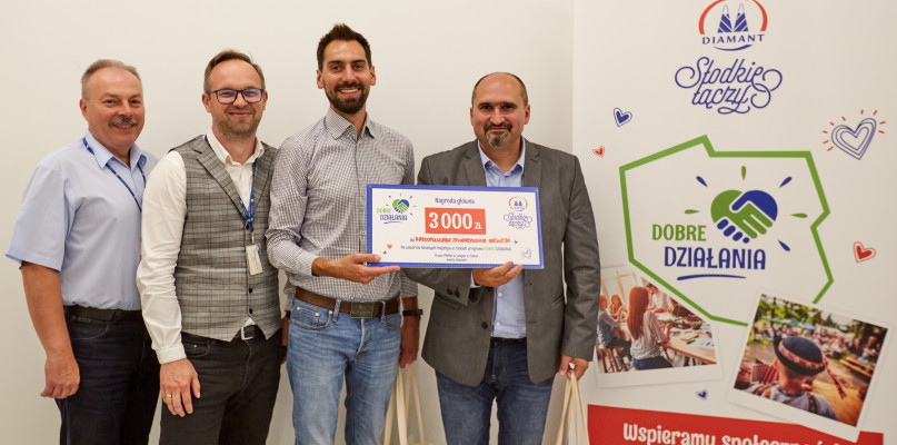 Nagrodę z rąk przedstawicieli marki Diamant, Jacka Pietrowiaka - dyrektora cukrowni Pfeifer & Langen Polska w Środzie oraz Michała Korcza - kierownika cukrowni, odebrali przedstawiciele Współdzielni: Bartosz Godziewski oraz Dariusz Kowalewski