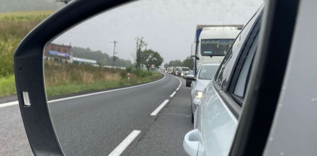 Uwaga! Odcinek drogi Środa - Lubrze stoi w korku. Trzeba uzbroić się w cierpliwość