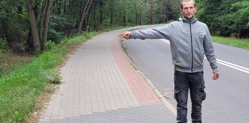 Pan Paweł wskazuje dojazd do swojego pola