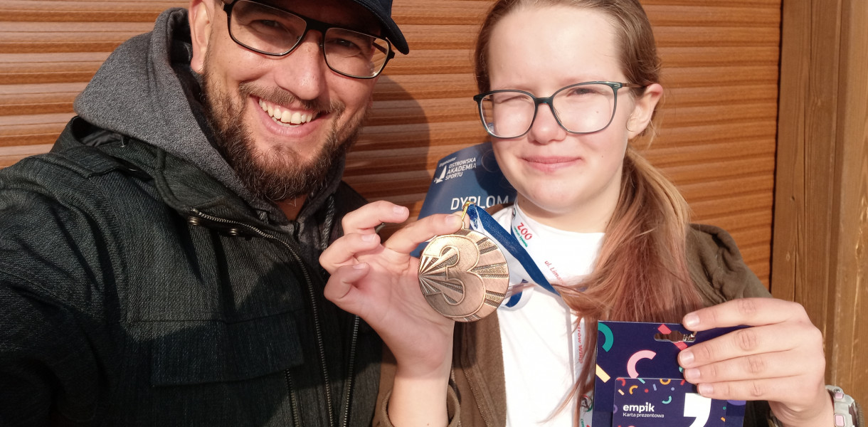 Trener Patryk Różański i zawodniczka Julia Rawecka (brązowa medalistka Mistrzostw Kaliskiego OZŻ w klasie 420)