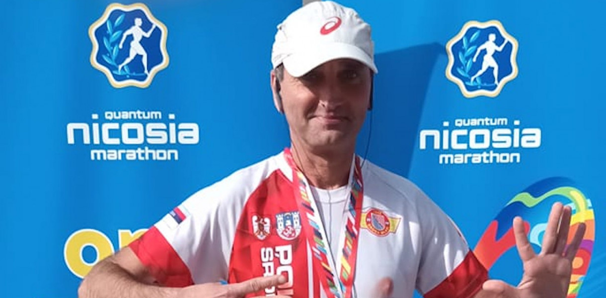 Robert Rataj (Polonia) na mecie maratonu w Nikozji