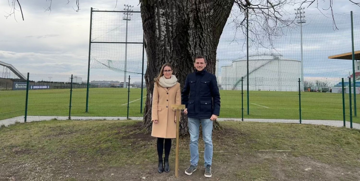 Wykonaniem tabliczki zajął się Zakład Gospodarki Komunalnej a jej montażem - pracownicy Stadionu Średzkiego.