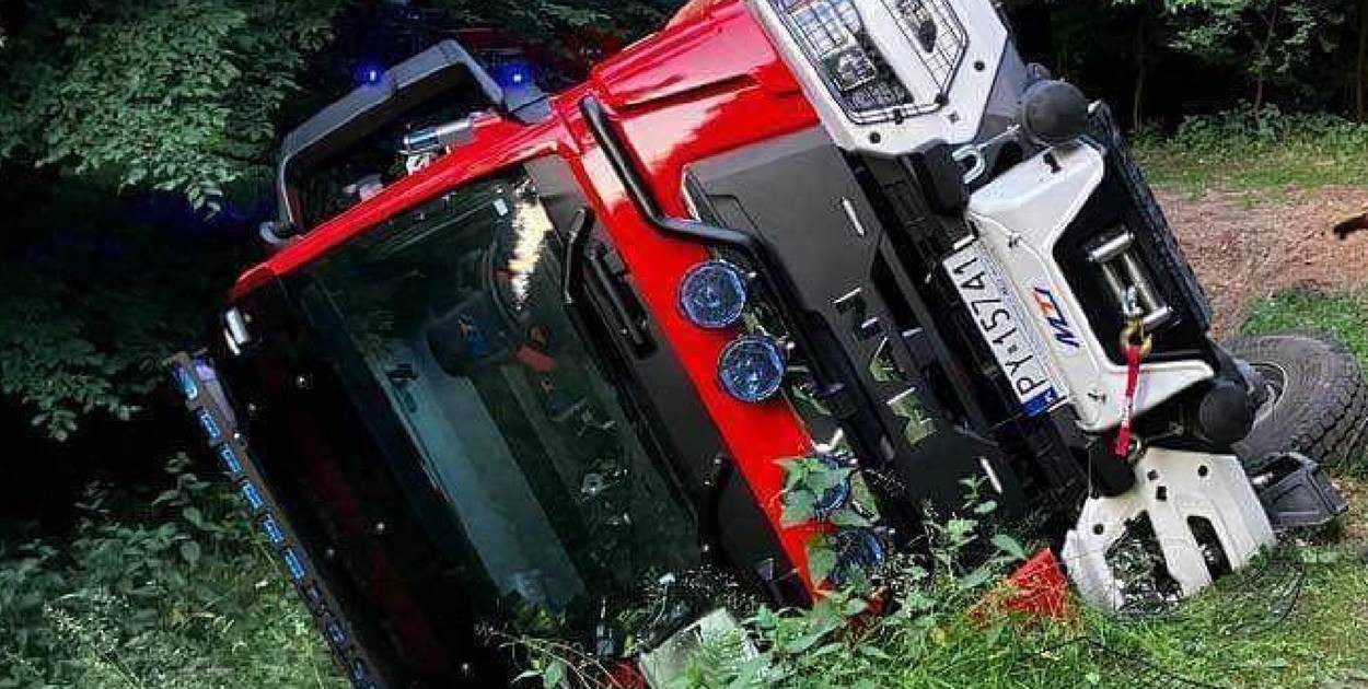 Przewrócił się wóz strażacki. Jeden strażak poszkodowany