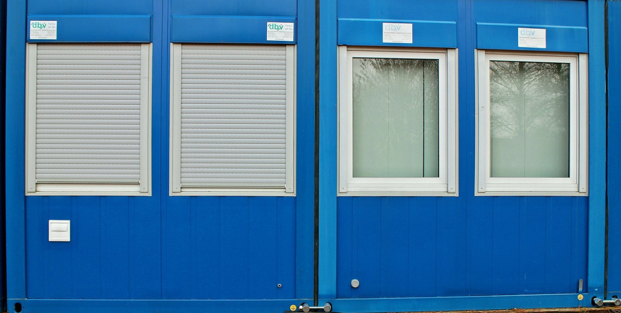 Jakie są wady i zalety wynajmu konternerów biurowych?