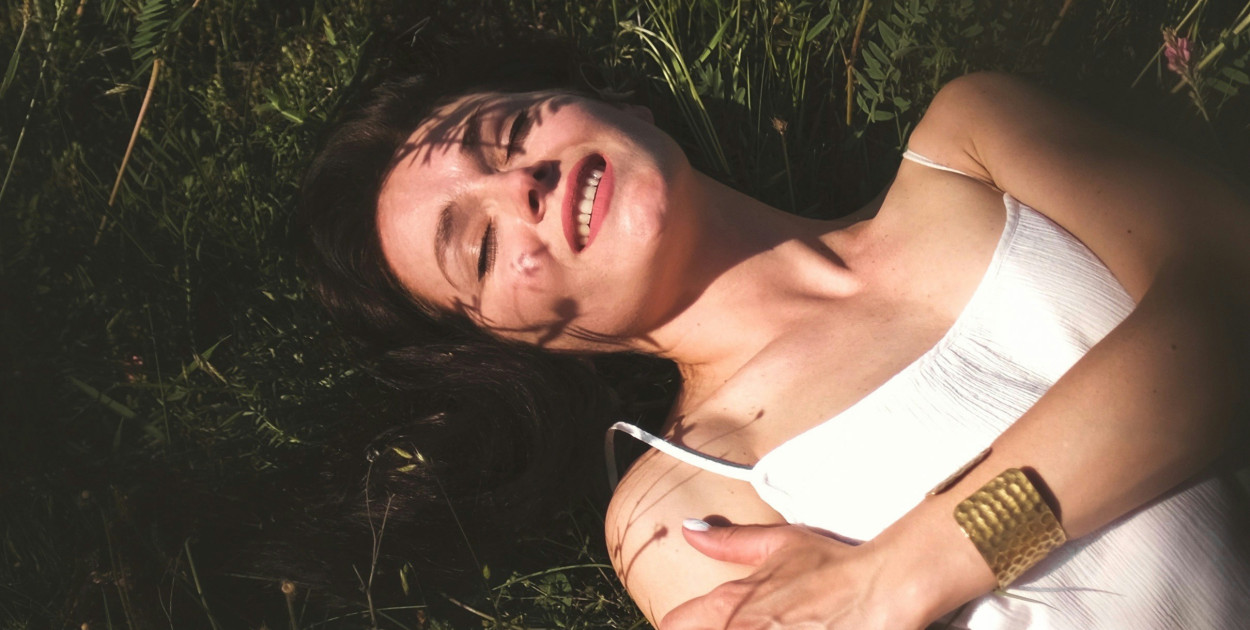 Zrównoważona, naturalna regeneracja skóry po opalaniu — jakie składniki powinny zn