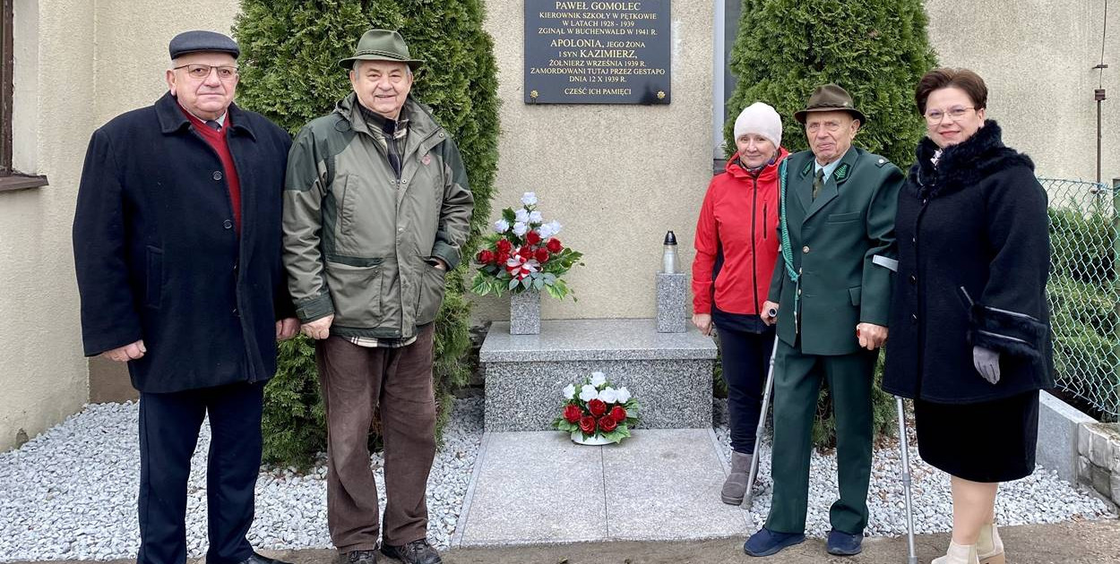 Inicjatorzy działań, od prawej: wicestarosta Małgorzata Wiśniewska-Zabłocka, członek koła łowieckiego „Szarak” Zbigniew Niemier, członek rady sołeckiej Katarzyna Nowińska, prezes koła łowieckiego „Szarak” Feliks Mieloszyński oraz sołtys Pętkowa-Strzeszek Józef Wiśniewski.