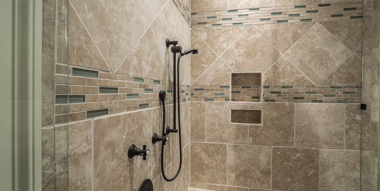 Niebanalne pomysły na aranżację łazienki z prysznicem