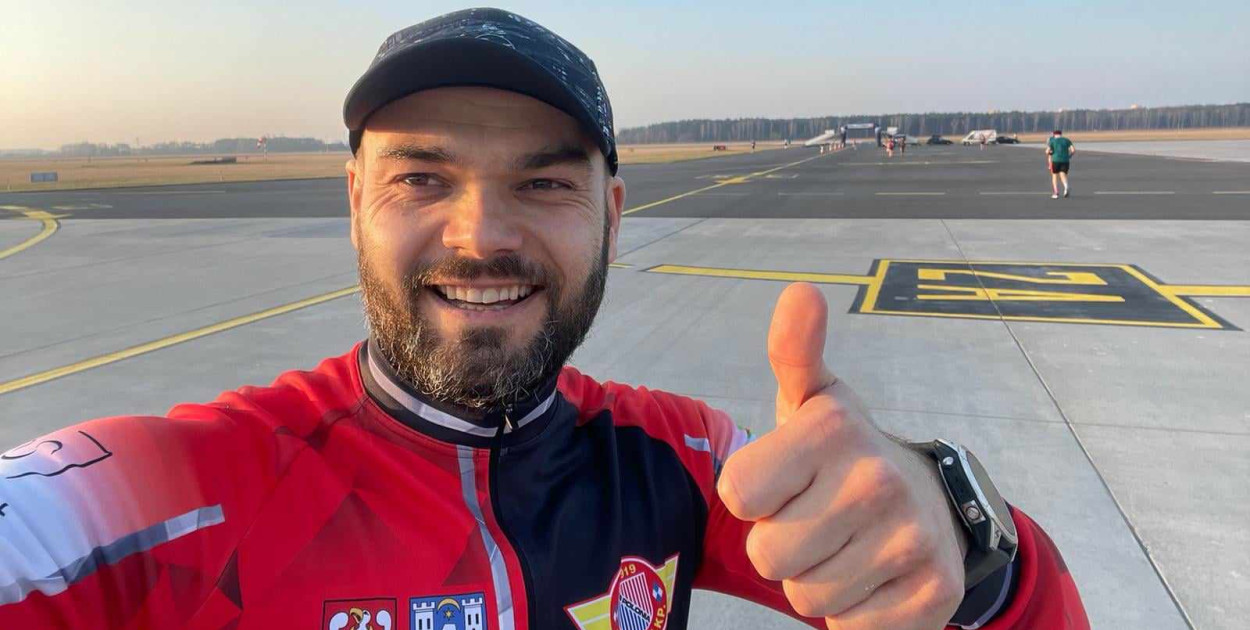 Maciej Walkowiak (Polonia) na lotnisku w Bydgoszczy Fot. KS Polonia