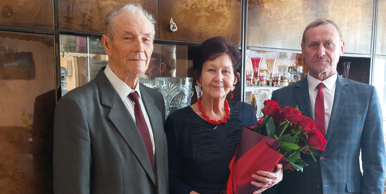 Pamiątkowe zdjęcie  Jadwigi i Tadeusza Wojciechowskich z Andrzejem Janickim Fot. Urząd Stanu Cywilnego Krzykosy