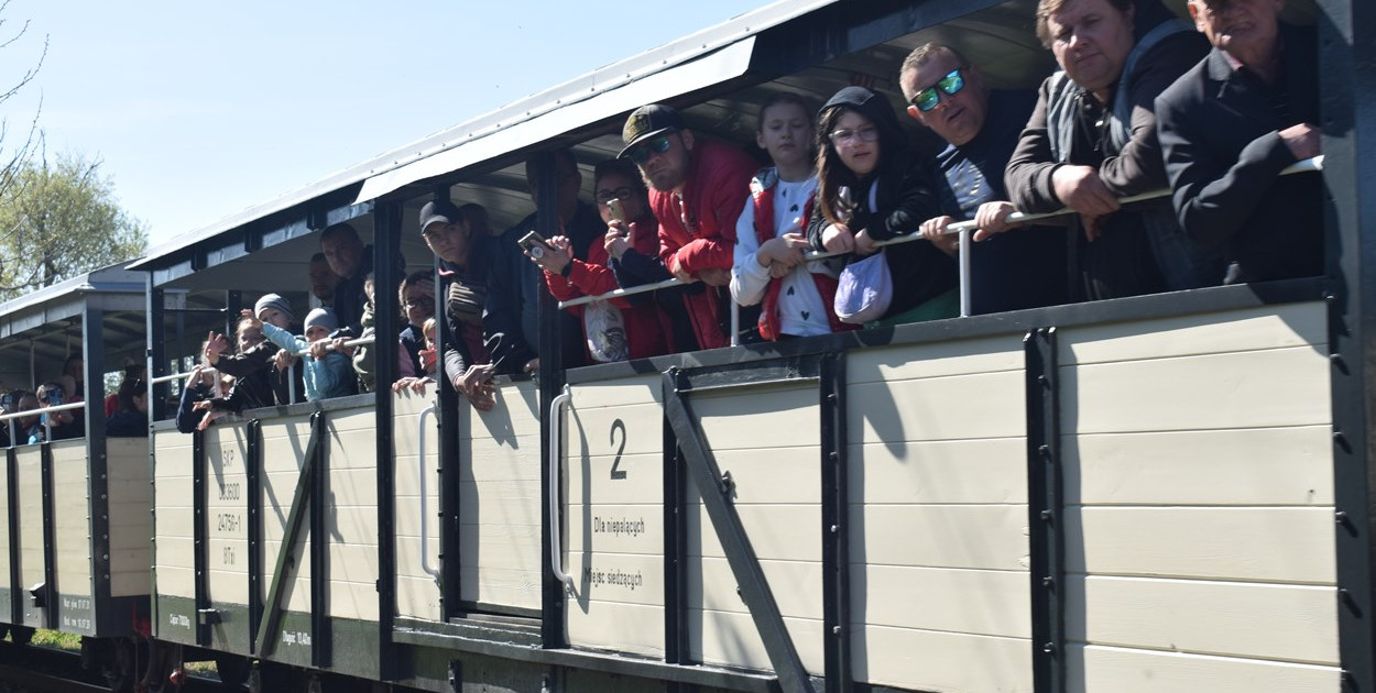 Ciuchcia wyjeżdża na tory. Rozpoczyna się sezon