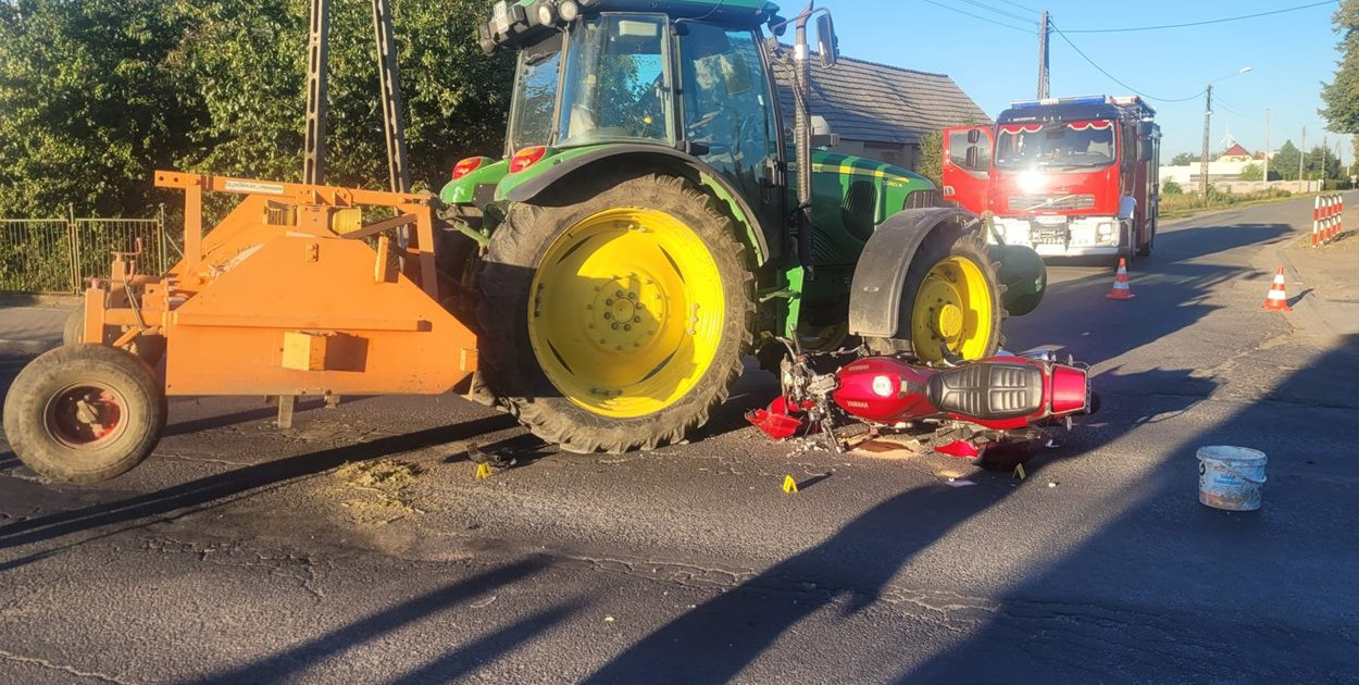 Dwie osoby poszkodowane w zderzeniu motocykla z ciągnikiem rolniczym