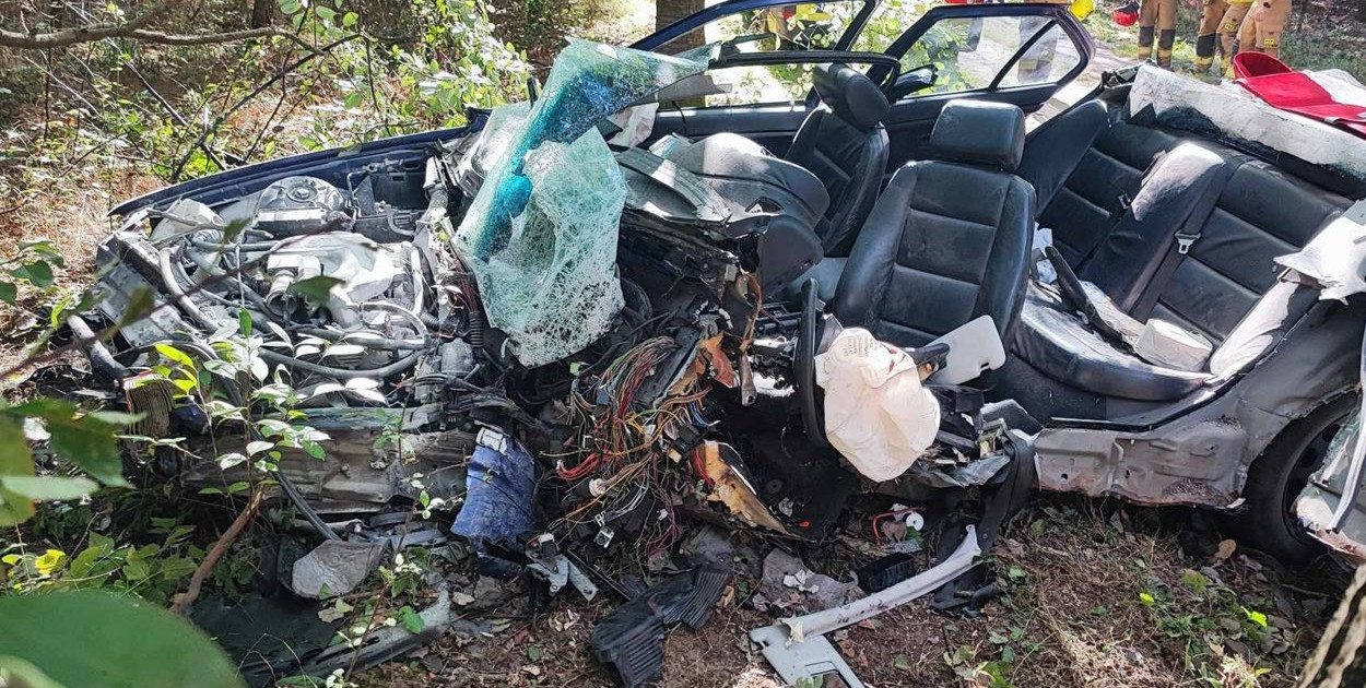 Rozbite BMW.  W środku czterech młodych mężczyzn. Jeden bez funkcji życiowych