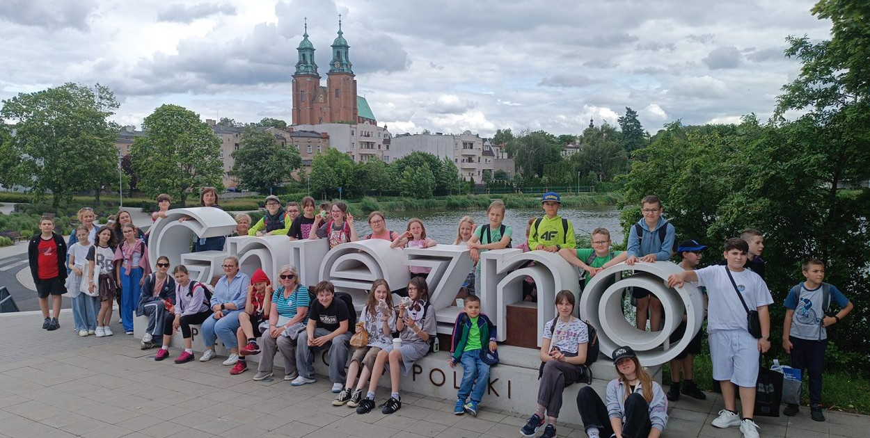 Uczestnicy XIV Ogólnopolskiego Rajdu Turystycznego "Śladami Historii". Fot. PTTK Oddział Ziemi Średzkiej w Środzie Wlkp.