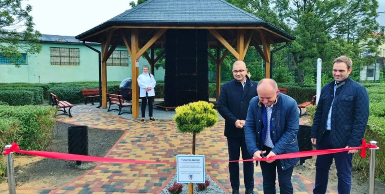 Z budżetu obywatelskiego została wybudowana tężnia solankowa w pobliżu średzkiego liceum. Uroczyste otwarcie nastąpiło w 2019 roku (fot. Urząd Miejski w Środzie)