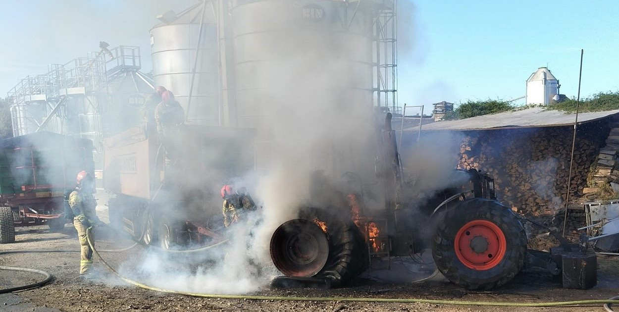 Pożar ciągnika rolniczego w Winnej Górze. Fot. OSP Miąskowo