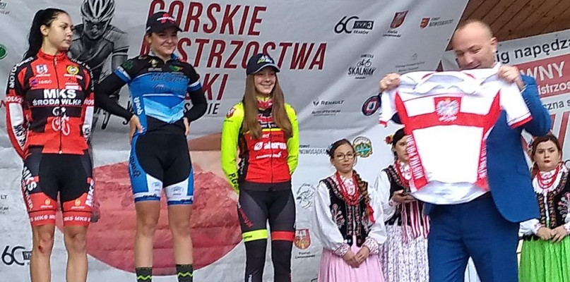 Kinga Tyszkiewicz na podium (pierwsza z lewej) Fot. MKS Środa 