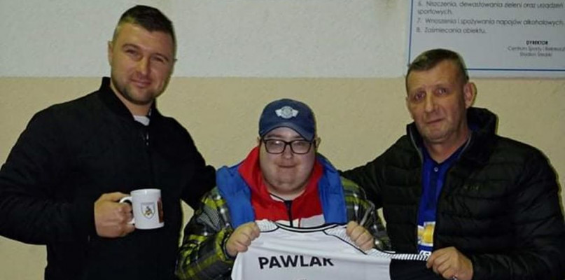 Bartek Pawlak otrzymał koszulkę z numerem 1 Fot. FC Białężyce 