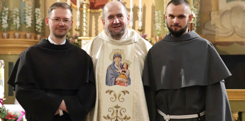 Brat Kacper Wiatr (z prawej) wraz z o. Wojciechem Kuligiem i br. Przemysławem Walczakiem Fot. Franciszkanie Konwentualni